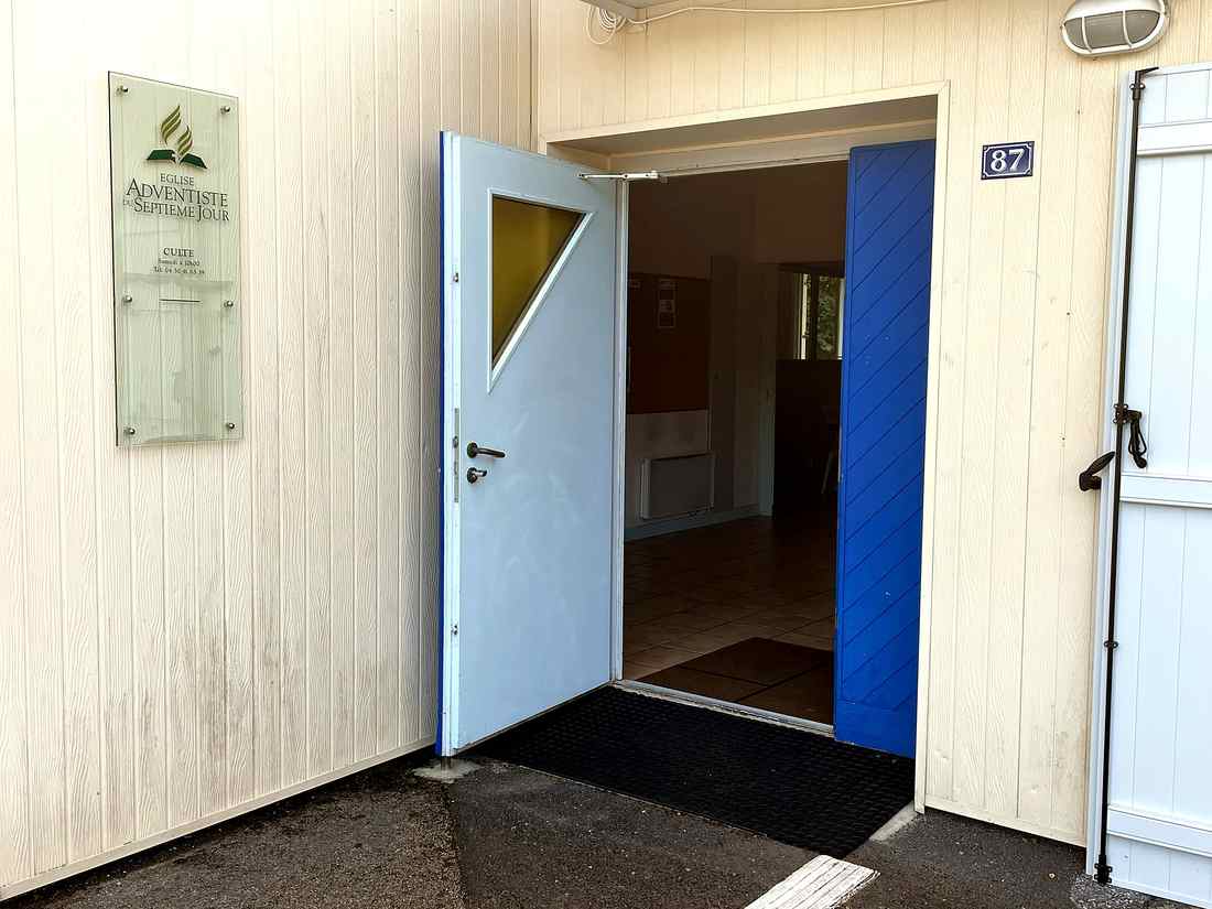 L'entrée de l'église, 87 Chemin de la Boeu à Échenevex