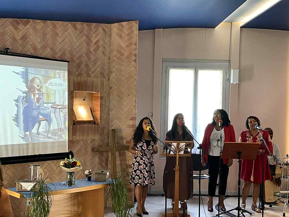 Moment de louange chantée pendant un culte à l'église