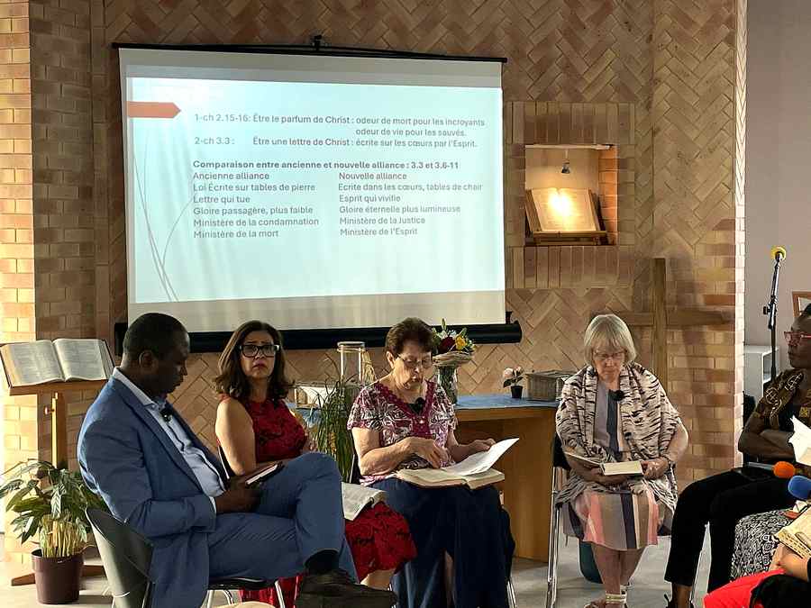 Un groupe échange autour de la Bible pendant l'étude de la Bible