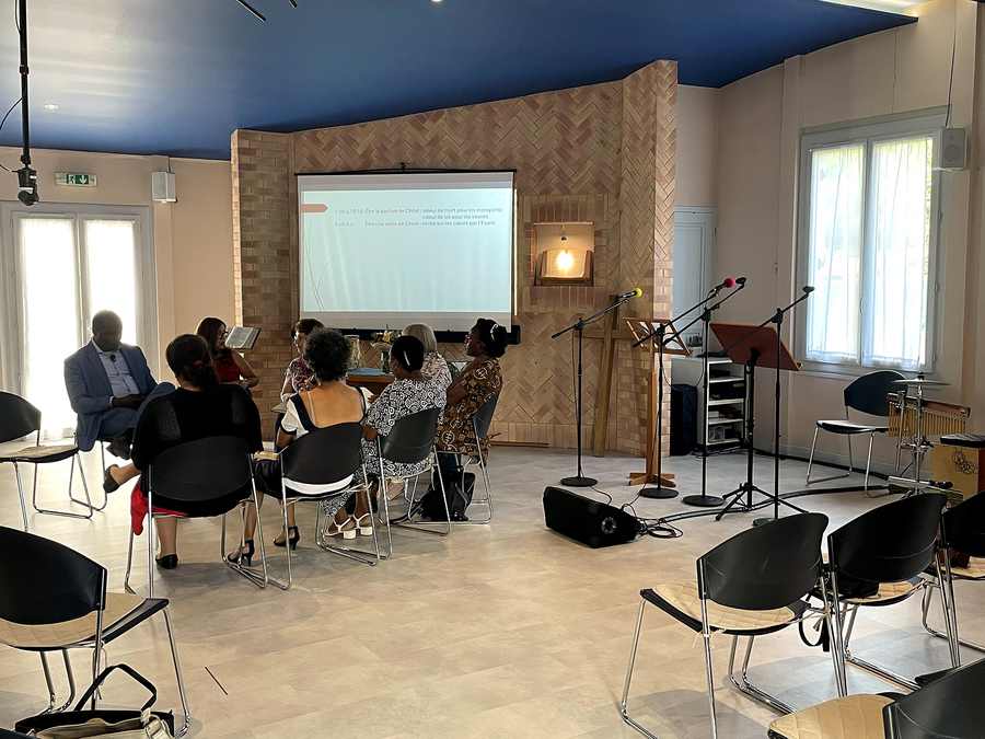 Étude biblique en petit groupe dans le temple